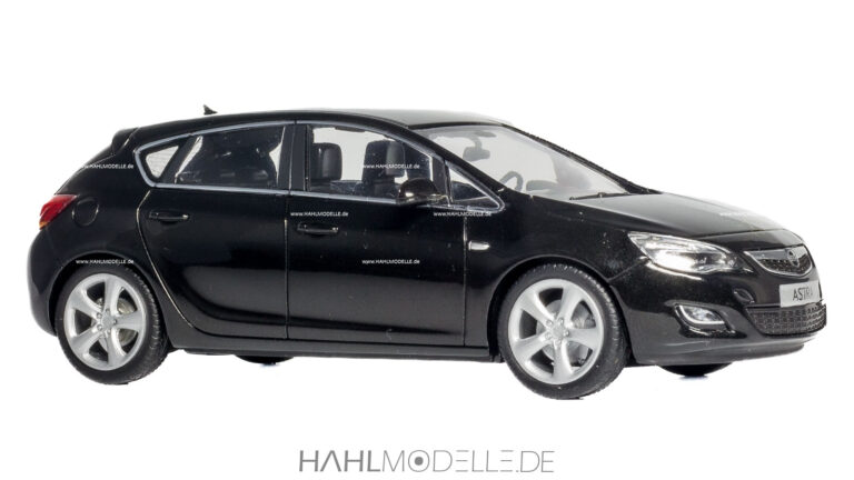 Opel Astra J, Schrägheck-Limousine, schwarz, Minichamps, hahlmodelle.de