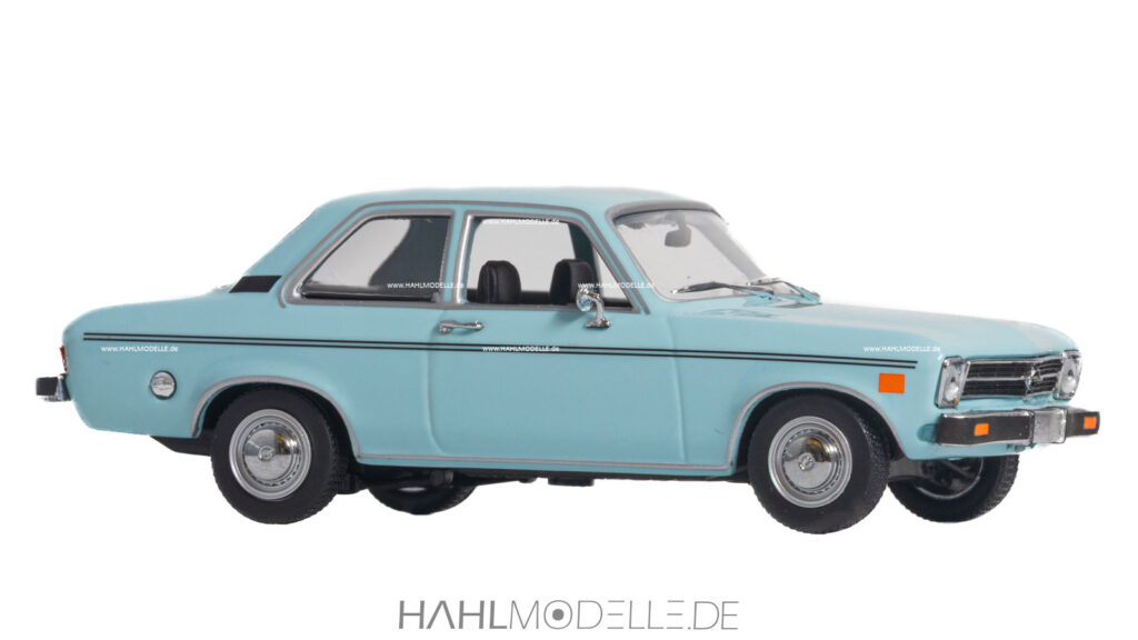 Opel Ascona A, US-Version („Opel 1900 Sedan“), Limousine, blau, Maxichamps für ck-modellcarshop24.de, hahlmodelle.de
